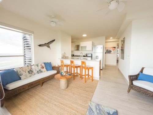 a living room with a couch and a kitchen at Ventanas del Mar by Playa Caracol 3 Habitaciones in Punta Chame
