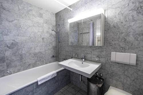 Ένα μπάνιο στο Charming 1BR flat near lake - FB1