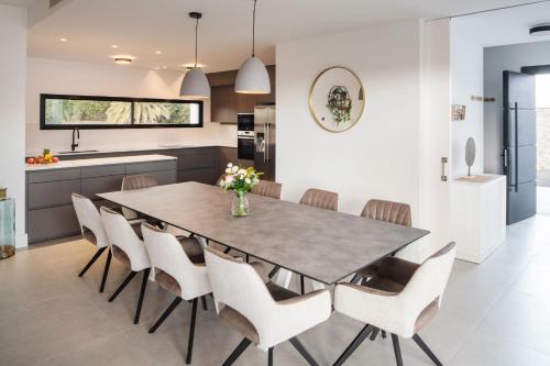 a kitchen and dining room with a table and chairs at ODIN VILLAS by Buenavilla in Puerto Calero