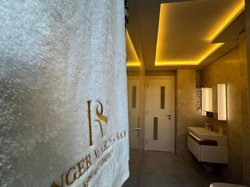 Baño con una toalla colgada de la pared en R&S Marina Bay Tanger Marsa, en Tánger