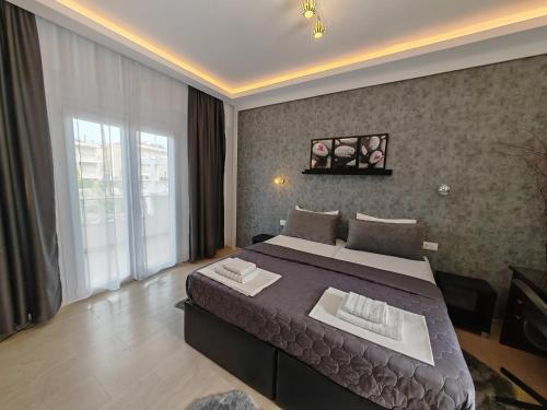 A bed or beds in a room at Hotel Valerios