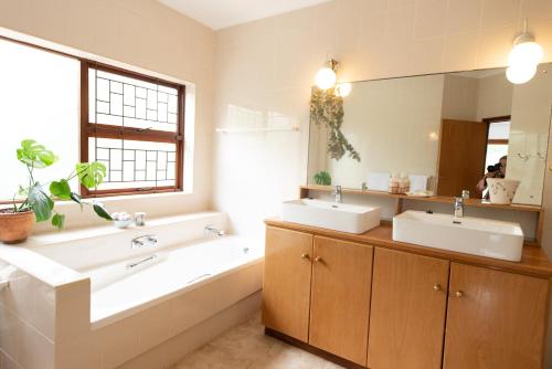 Ένα μπάνιο στο 3-Bedroom Penthouse in Stellenbosch for 5 Guests with Stunning Mountain Views