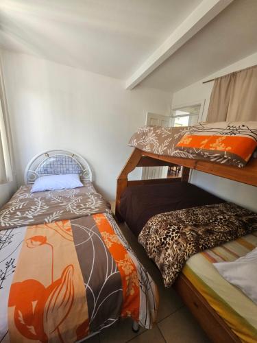 Ένα ή περισσότερα κρεβάτια σε δωμάτιο στο Mayra's Apartments and Spanish School