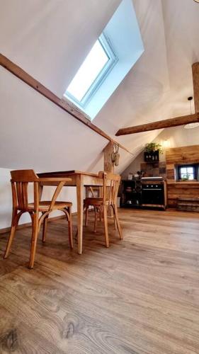 une salle à manger avec une table et deux chaises dans l'établissement Loft de charme pour amoureux, à Grendelbruch