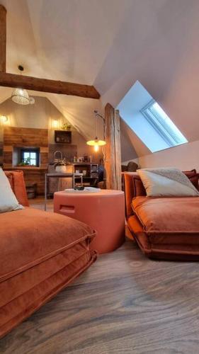 - une chambre mansardée avec 2 lits et un canapé dans l'établissement Loft de charme pour amoureux, à Grendelbruch