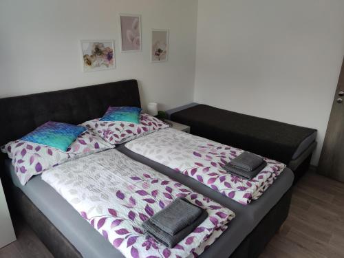 Dos camas una al lado de la otra en un dormitorio. en Apartmán Anamo, en Vrchlabí