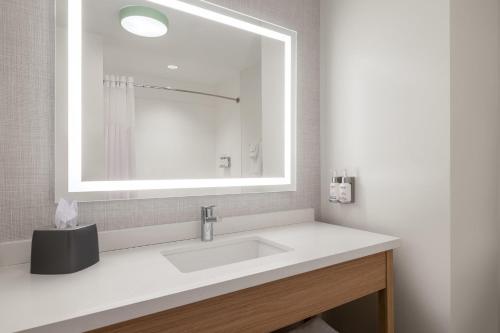 Ванная комната в Garner Hotel Aiken South by IHG