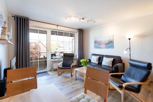 a living room with a couch and a table at _DKK9_ Ferienwohnung Moewennest in Niendorf