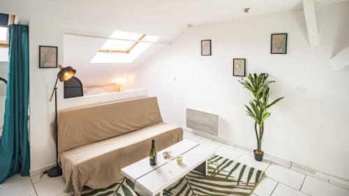 un salon avec un lit et une table dans l'établissement Smart Confort 13 - Appartement confort et stylé, à Troyes