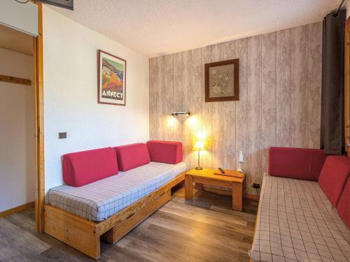 un salon avec un canapé et une table dans l'établissement Studio divisible 4 pers, cuisine équipée, proche pistes - FR-1-353-77, à La Plagne