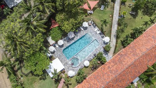 an overhead view of a swimming pool in a resort at Hotel Terraza del Pacifico in Jacó