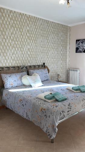 un grande letto in una camera da letto con un muro di Paradiso sul lago a Valle Verde