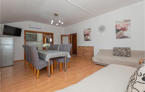 Istumisnurk majutusasutuses Nice Home In Konjevrate With Wifi