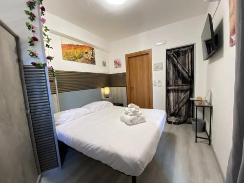 a bedroom with a large white bed in a room at Perugia Suite in Perugia