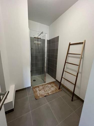 La salle de bains est pourvue d'une douche à l'italienne et d'une échelle. dans l'établissement Appartement 48 m2 neuf 150m de la mer A307, à Royan