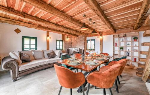 a living room with a table and a couch at Lovely Home In Lestakovec With Kitchen in Leštakovec