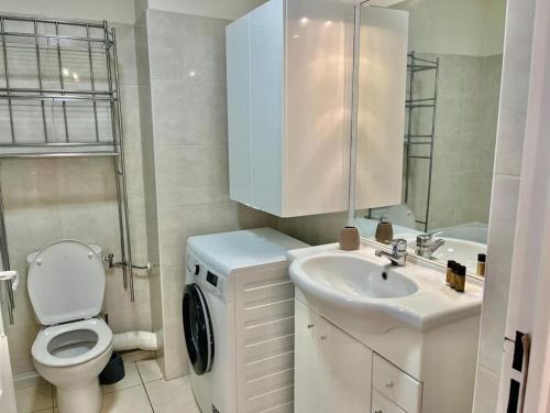 une salle de bain blanche avec des toilettes et un lavabo dans l'établissement Eden Blue YourHostHelper, à Antibes