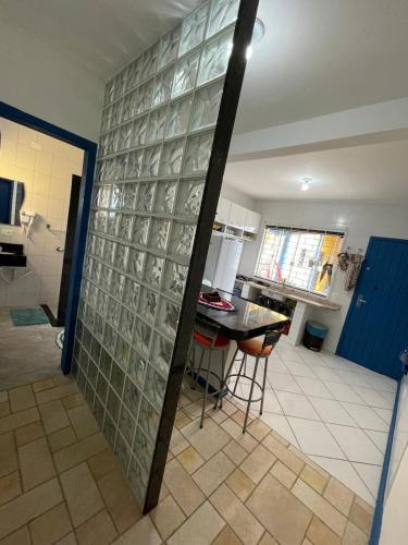 Dapur atau dapur kecil di PÉ NA AREIA Apto Manfron