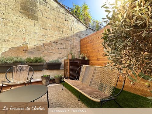 d'une terrasse avec deux chaises et une table. dans l'établissement Les Appartements du Clocher, à Avignon