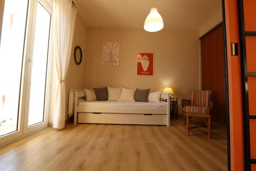 une chambre avec un lit blanc et une fenêtre dans l'établissement Le Panoramique, à La Baule