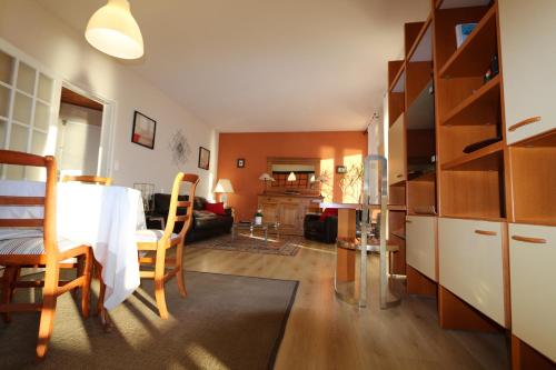 une cuisine et un salon avec une table et des chaises dans l'établissement Le Panoramique, à La Baule