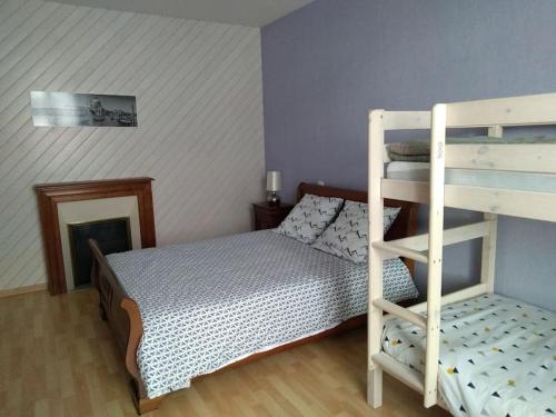 - une chambre avec des lits superposés et une échelle dans l'établissement Gîte ARDELAY et son jardin, 10 min du Grand Parc, aux Herbiers