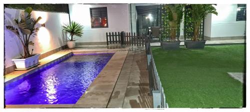 una piscina en medio de un patio en Sirocco, en Chiclana de la Frontera