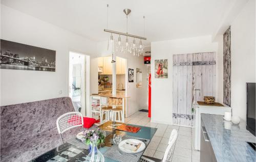 una sala de estar con una mesa y un sofá en Cozy Apartment In La Rochelle With Wifi, en La Rochelle