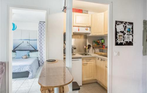 - une petite cuisine avec une table et un lit dans l'établissement Cozy Apartment In La Rochelle With Wifi, à La Rochelle