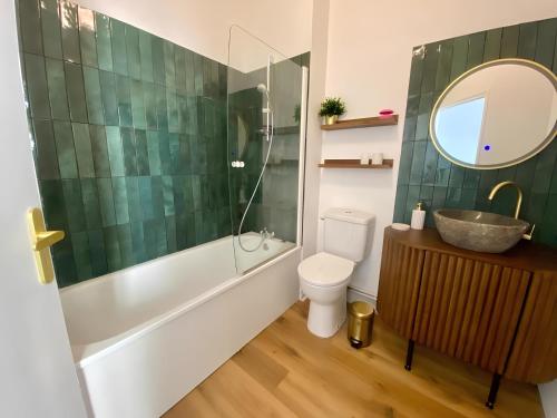 Bilik mandi di St Croix Appartement style Haussmannien lumineux "Ménage & Linge Inclus"