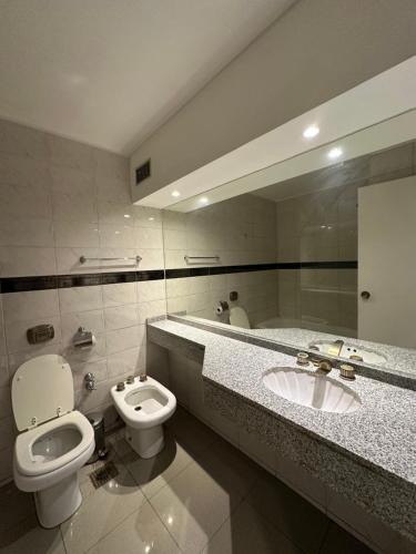 ein Badezimmer mit Waschbecken, Toilette und Spiegel in der Unterkunft Departamento amoblado con Amenities 104 INVERHOME INMOBILIARIA in Cordoba