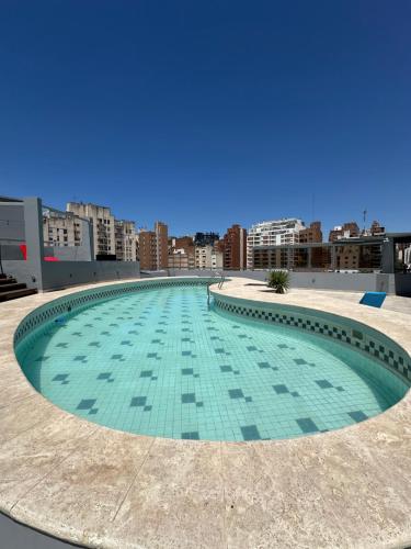ein großes Schwimmbad auf dem Dach eines Gebäudes in der Unterkunft Departamento amoblado con Amenities 104 INVERHOME INMOBILIARIA in Cordoba