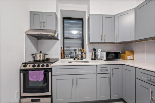 Η κουζίνα ή μικρή κουζίνα στο Monthly Lower East Side two Bedroom