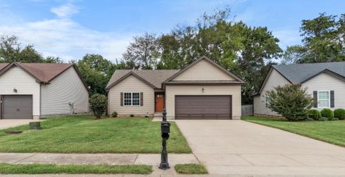 a house with a parking meter in front of it at The Gate 4 Getaway! in Oak Grove