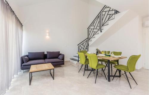 salon z kanapą, stołem i krzesłami w obiekcie 2 Bedroom Stunning Apartment In Krk w Krku