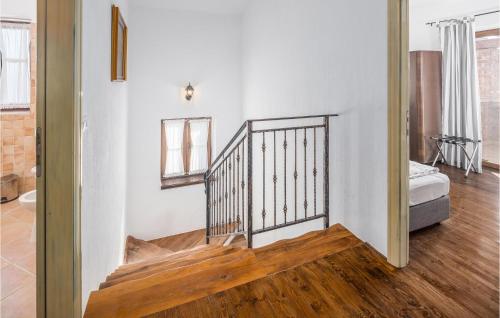 Ένα ή περισσότερα κρεβάτια σε δωμάτιο στο Gorgeous Home In Cabrunici With Wifi