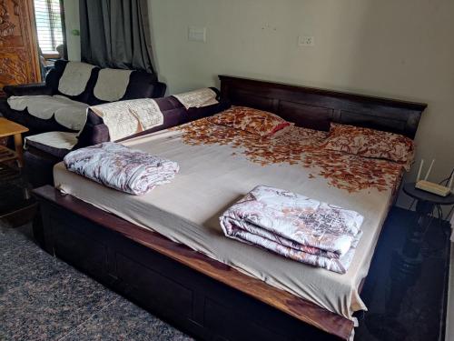 Ένα ή περισσότερα κρεβάτια σε δωμάτιο στο Siva rama garden resort& swimming pool 5star stay 3BHK room no 5 ,6,7 bheemili bech road nr
