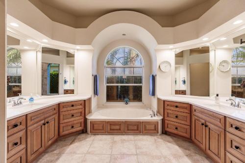 Ένα μπάνιο στο 3BR Scenic Home in Marco l Pool l Hot Tub