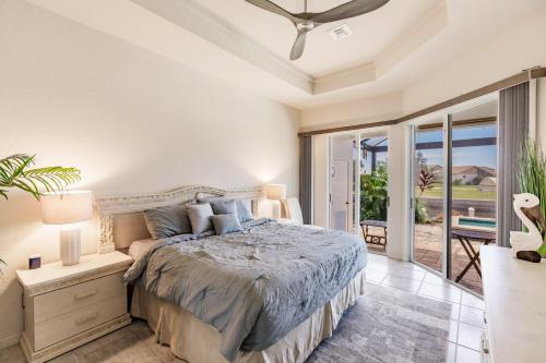 Ένα ή περισσότερα κρεβάτια σε δωμάτιο στο 3BR Scenic Home in Marco l Pool l Hot Tub