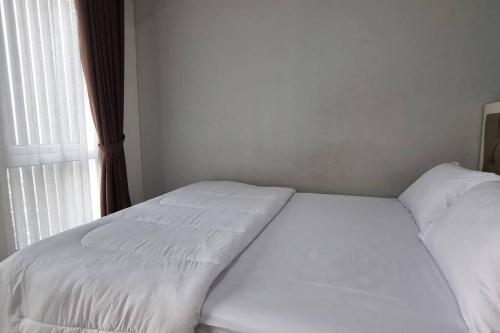Postel nebo postele na pokoji v ubytování Apt Breeze Bintaro 1BR with Pool, Wi-Fi and Netflix by Damaresa
