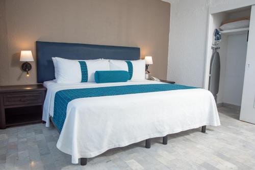 Ritz Acapulco All Inclusiveにあるベッド