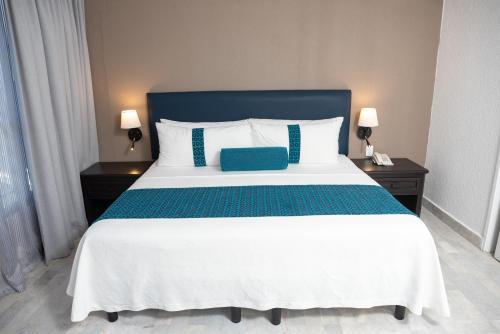 Ritz Acapulco All Inclusiveにあるベッド