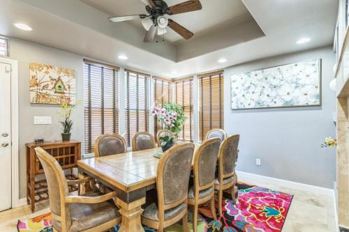 une salle à manger avec une table et des chaises et un ventilateur de plafond dans l'établissement Beautiful Sunsets at 3BR Villa in Reno, à Reno