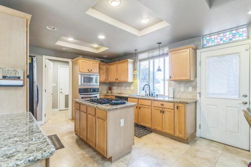 une cuisine avec des armoires en bois et un four à plaques de cuisson dans l'établissement Beautiful Sunsets at 3BR Villa in Reno, à Reno