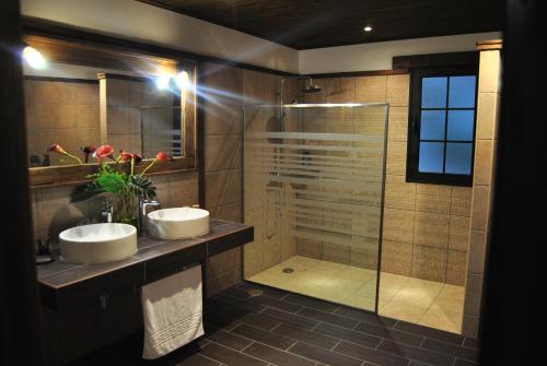 ein Badezimmer mit zwei Waschbecken und einer Dusche in der Unterkunft Villa El Valle in Tarajalejo