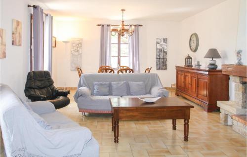 un salon avec un canapé et une table dans l'établissement Nice Home In Beaulieu, à Beaulieu
