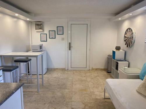 een kamer met een keuken met een aanrecht en een deur bij Le Cœur De Simpson Bay in Simpson Bay