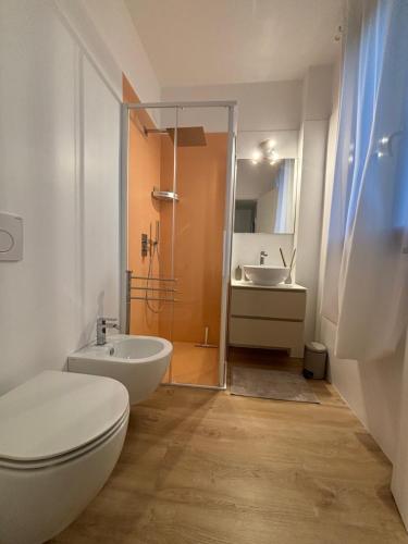 a bathroom with a toilet and a sink at Luminoso alloggio sul mare in Cattolica