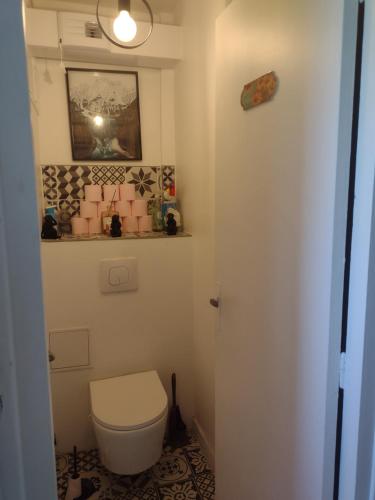 Elle comprend une petite salle de bains pourvue de toilettes et d'une fenêtre. dans l'établissement Le Brossolette 3, à Saint-Denis