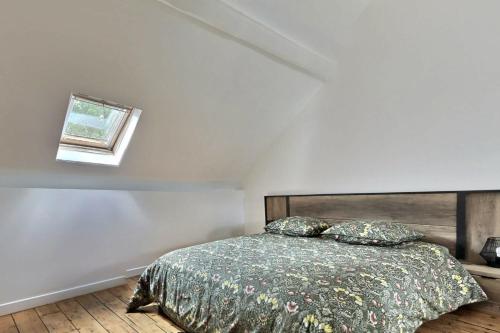 une chambre avec un lit et une fenêtre dans l'établissement Beau Duplex proche Centre Gare, à Amiens